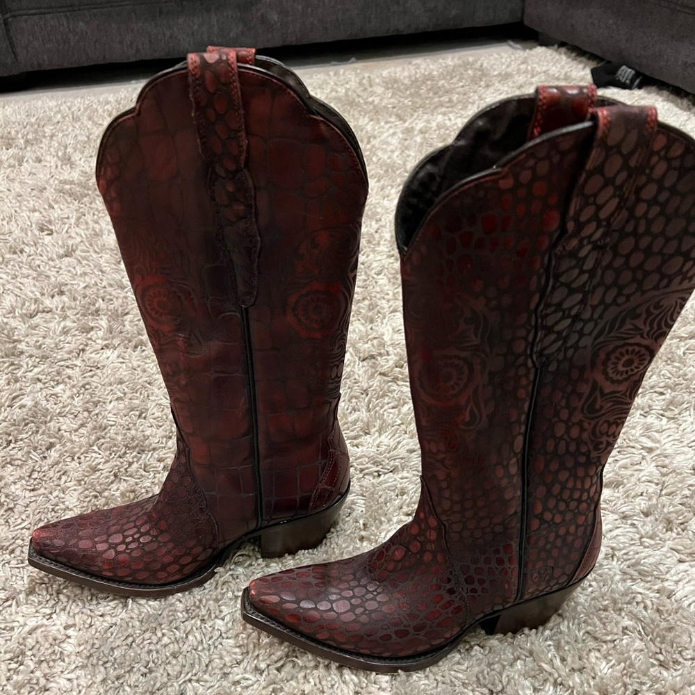 Ariat women cowboy boots size 6.5 B red color. Wore 1 time.